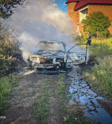На Хустщині вогнеборці ліквідували пожежу в легковому автомобілі