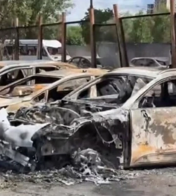 Від десятків авто залишився лише метал: наслідки пожежі на парковці Мінського масиву 