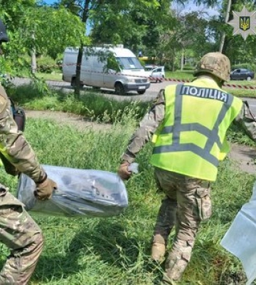 Поліцейські вилучили бойову частину "Герань-2" біля дороги у Шевченківському районі Києва. ФОТО