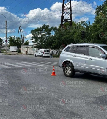 У Дніпрі на Січеславській Набережній зіткнулися Mercedes та SsangYong: подробиці з місця ДТП