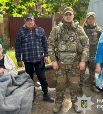«Білі янголи» евакуювали з-під обстрілів шістьох жителів Миколаївки на Донеччині