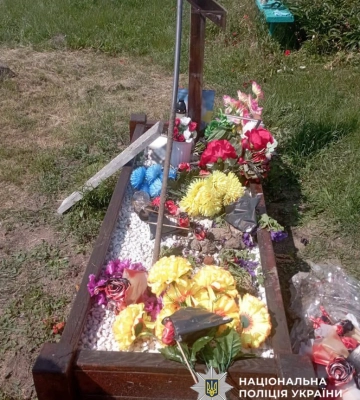 На Черкащині поліцейські встановили особу вандала, який наругався над могилою військового