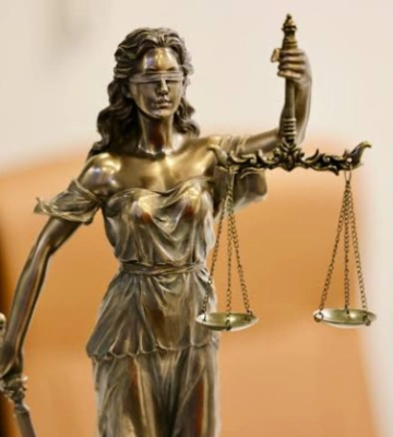 Суд скасував штраф бухгалтеру за несвоєчасну сплату ЄСВ через сплив строків притягнення до відповідальності