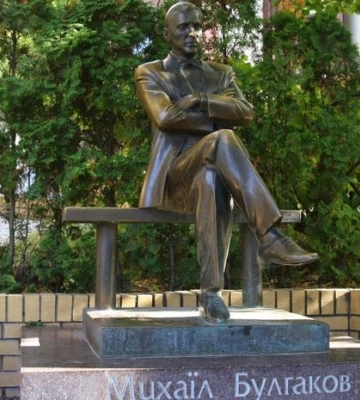 Памятник Михаилу Булгакову демонтировали в Киеве (, )