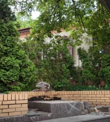 Пам’ятник Михайлу Булгакову демонтували у Києві (, )