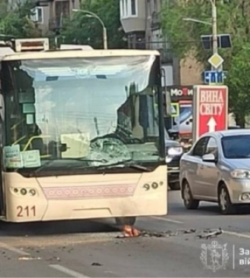 У Запоріжжі ворожий дрон влучив у тролейбус