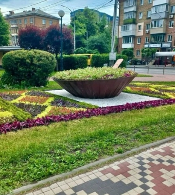 Український борщ на вишитому рушнику: оригінальний квітник прикрасив сквер у Києві