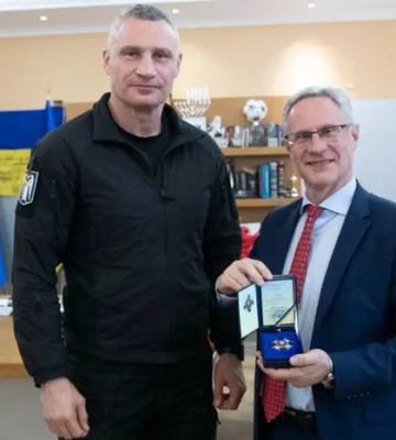 Посол Ізраїлю отримав нагрудний знак «За сприяння обороні Києва»