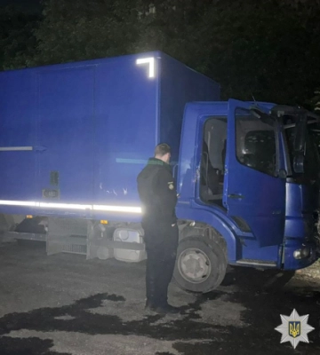 У Чернівцях підліток за гроші підпалив дві вантажівки