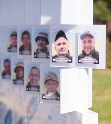 «Чорні стрічки – це неправильно»: у Луцьку просять не класти квіти біля стенду зниклих безвісти