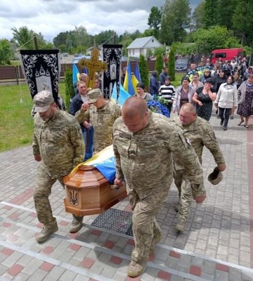 Майже 2 роки рідні жили вірою та надією: на Волині поховали Героя Володимира Віннічука, який довгий час вважався зниклим безвісти