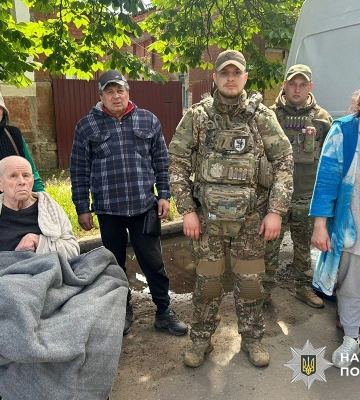 З прифронтової Миколаївки «Білі янголи» евакуювали людей, які вижили після прямого влучання у дім (відео)
