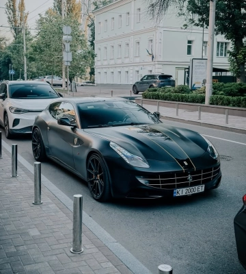 Полный привод и большой багажник: в Киеве заметили необычный суперкар Ferrari 