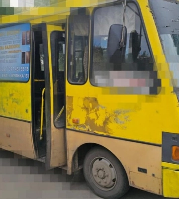 Росіяни вдарили по маршрутці та швидкій допомозі у Херсоні — загинула людина