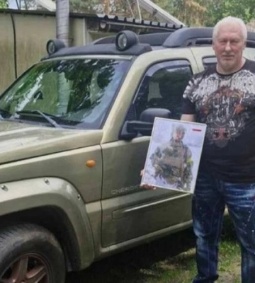 Батько польського добровольця, який загинув за Україну, передав українським військовим авто сина