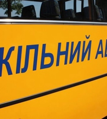 На Львівщині шкільний автобус зіткнувся з вантажівкою: травмовані жінка та дитина