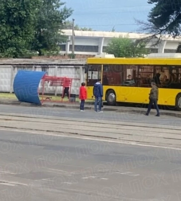 У Києві автобус зніс зупинку громадського транспорту, є постраждалі