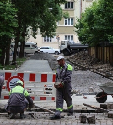 На одній із вулиць у центрі Львова обмежили рух автівок