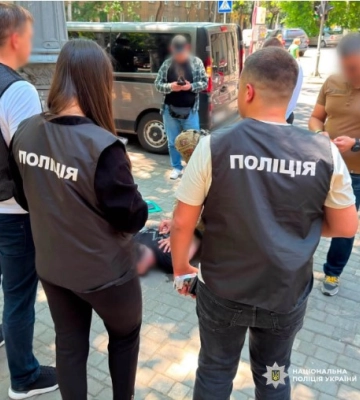 На Одещині військовослужбовець за хабар у 23 тисячі доларів обіцяв побратиму організувати його звільнення зі служби