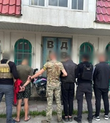 За $4000 до Румунії через Тису: на Закарпатті затримали 19-річного організатора схеми для ухилянтів. ФОТОрепортаж
