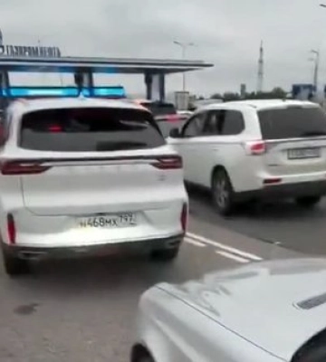 Жители столицы РФ выстраиваются в очереди к АЗС: "Ужас, вы просто посмотрите, что творится в Москве. Я думал, до нас эта беда не дойдет". ВИДЕО