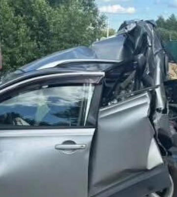 Кросовер затиснуло між двома вантажівками у ДТП поблизу Львова