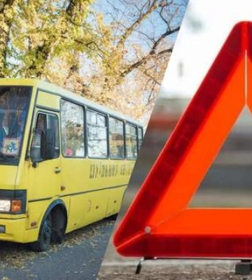 Шкільний автобус зіткнувся з вантажівкою на Львівщині: постраждали жінка та дитина
