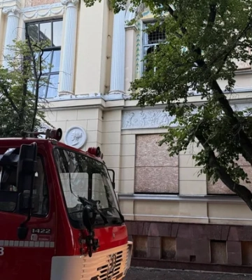 «Полностью выгоревшие комнаты». Представители Харьковского художественного музея показали последствия атаки РФ и попросили о помощи