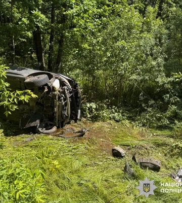 На Житомирщині легковик вилетів з траси та перекинувся: у ДТП постраждали двоє людей
