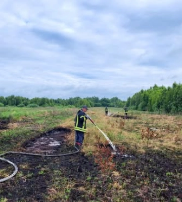 На Волині через людську недбалість зайнялось торфовище: на місці працюють рятувальники