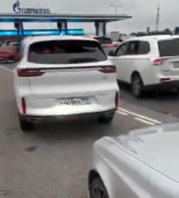 «Думав, до нас не дійде»: на заправках Москви утворилися гігантські черги (відео)
