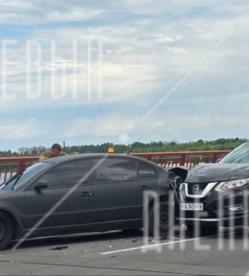 Розтрощені автівки та паралізований рух: у Дніпрі на мосту сталася ДТП