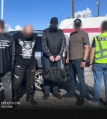 За $4000 до Румунії через Тису: на Закарпатті затримали 19-річного організатора схеми для ухилянтів. ФОТОрепортаж