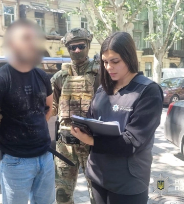 "Допомога" за 23 тисячі доларів: в Одесі затримали офіцера під час отримання хабаря, - ФОТО, ВІДЕО