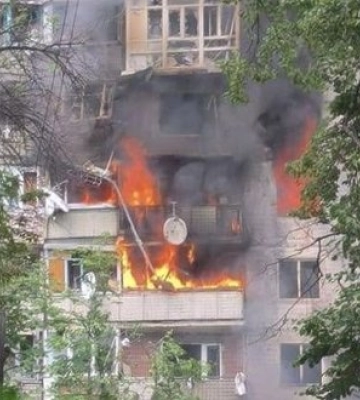 Враг нанес удар по многоэтажному дому в Краматорске: трое раненых. ФОТО
