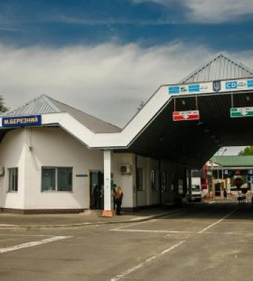 На кордоні зі Словаччиною викрили чоловіка з документом із ознаками підробки