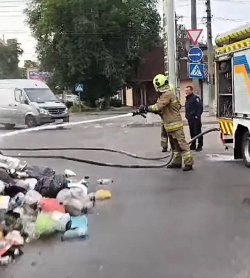 З'явилося відео сміттєвозу, що горів у Миколаєві