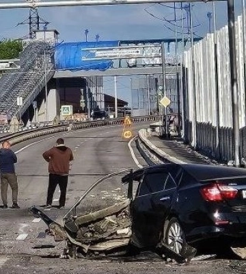 Оприлюднені фото пошкодженого мосту у Новоазовську, через ураження якого закрили рух на трасі Маріуполь-Новоазовськ