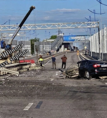 Оприлюднені фото пошкодженого мосту у Новоазовську, через ураження якого закрили рух на трасі Маріуполь-Новоазовськ
