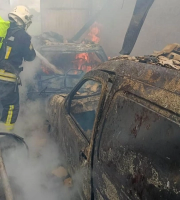 У селі на Рівненщині вогонь знищив гараж і два автомобілі