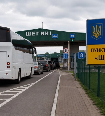 На кордоні зростають черги: у «Шегинях» на виїзд очікують десятки авто та автобусів