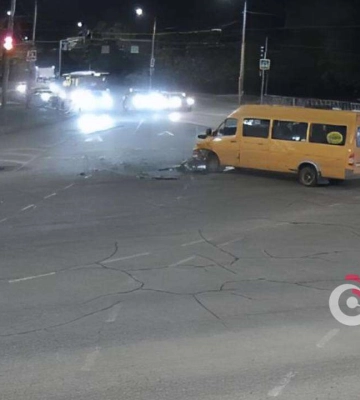В Днепре на Запорожском шоссе внедорожник въехал в маршрутку: видео и подробности