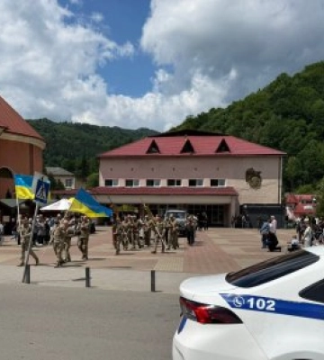 Навколішках і в сльозах: Рахівщина провела в останню путь молодого Захисника Богдана Беднара (ФОТО)