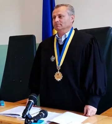 Служитель Феміди, який брав хабар у туалеті суду, отримав вирок