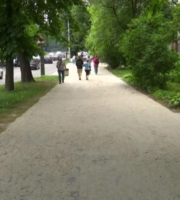 "Запросимо Віктора Шакирзяна прогулятися": у центрі Рівного люди обурені піском на тротуарі (ВІДЕО)