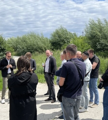 Більше десятка інвесторів приїхало на оглядини 1,5 гектарної ділянки неподалік київської траси, яку продає Львів