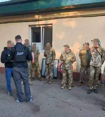 Били, утримували та залякували: ДБР розкрило схему в одному з ТЦК на Одещині