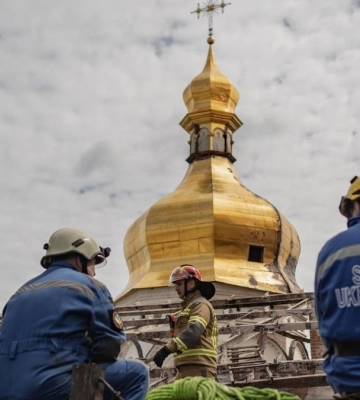 К аварийно-восстановительным работам в Киево-Печерской лавре привлечены 100 спасателей и 30 единиц спецтехники