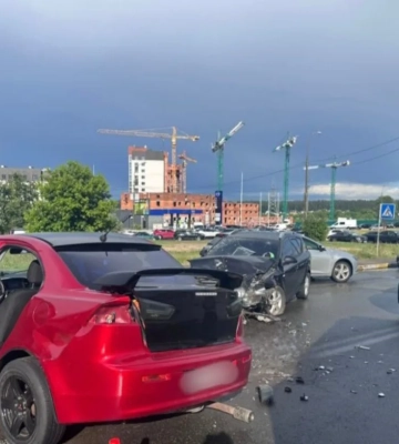 Виїхав на зустрічну смугу та травмував трьох дітей - в Ірпені сталась ДТП за участі авто Mitsubishi і Kia