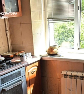 В Харькове 4-летний мальчик скончался после падения из окна — начальницу службы по делам детей подозревают в служебной халатности
